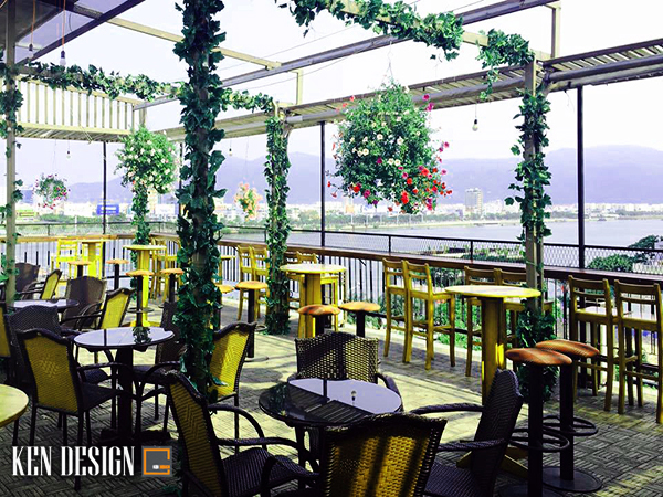 thiết kế quán cafe sân vườn đơn giản sử dụng ánh sáng tự nhiên
